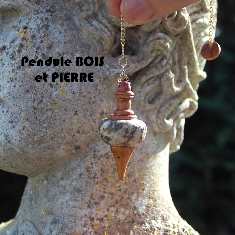 entretenir sur pendule en bois et pierre